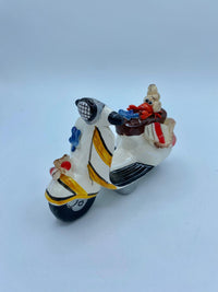 Vespa con Decorazioni in Porcellana Fredda